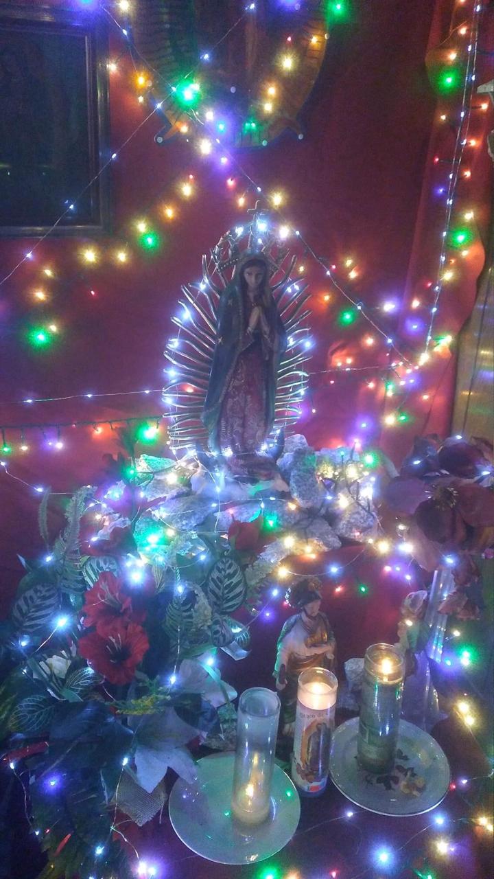Altar lleno de luces y santos