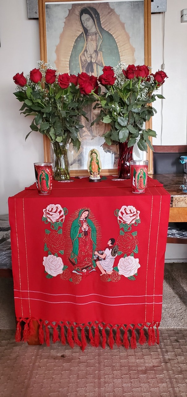 Altar con muchas Virgencitas