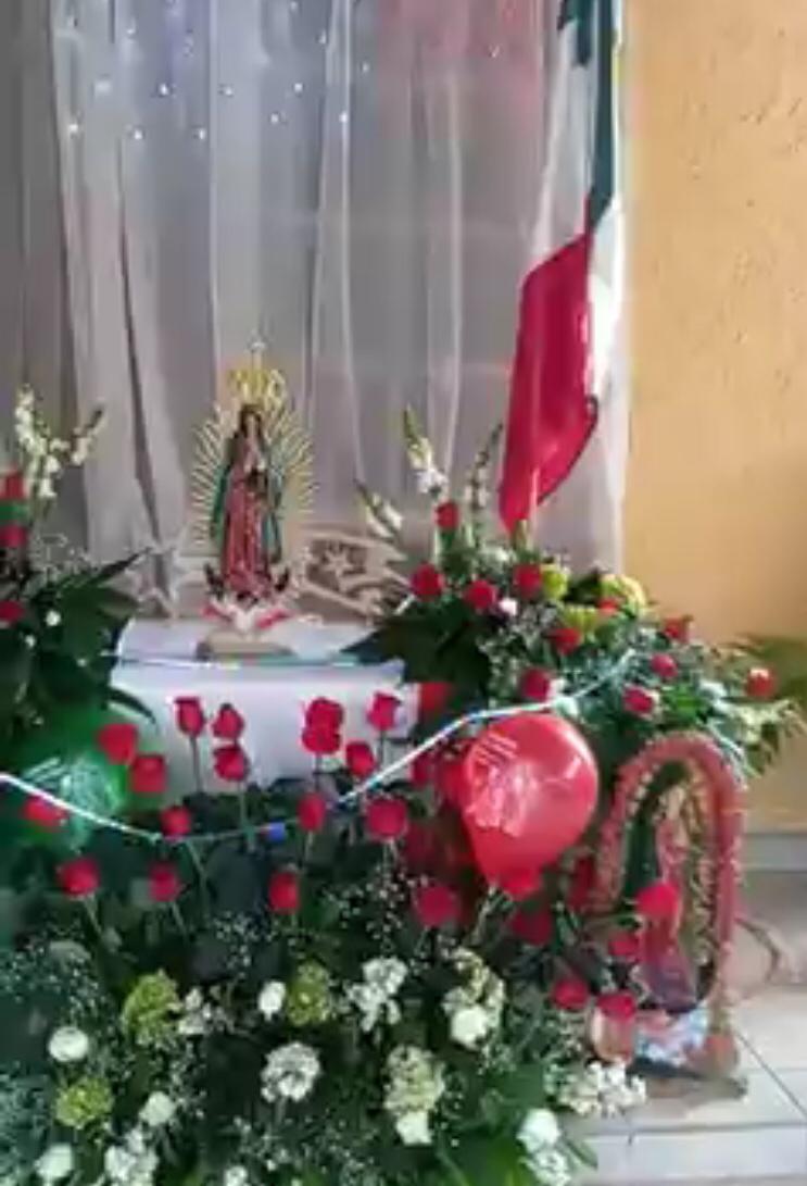 Altar con colores mexicanos