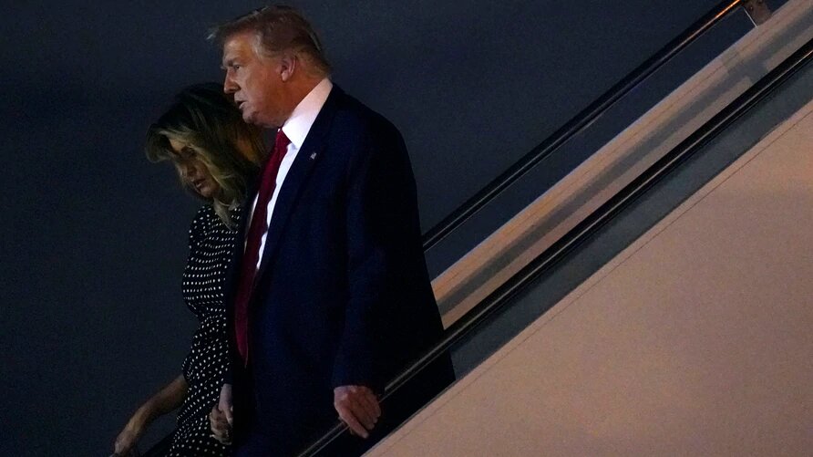 Trump y Melania Trump bajan del Air Force One en el Aeropuerto Internacional de Palm Beach, en Florida, el 23 de diciembre de 2020. La pareja pasa el feriado navideño en su club privado Mar-a-Lago. | Foto: VOA.
