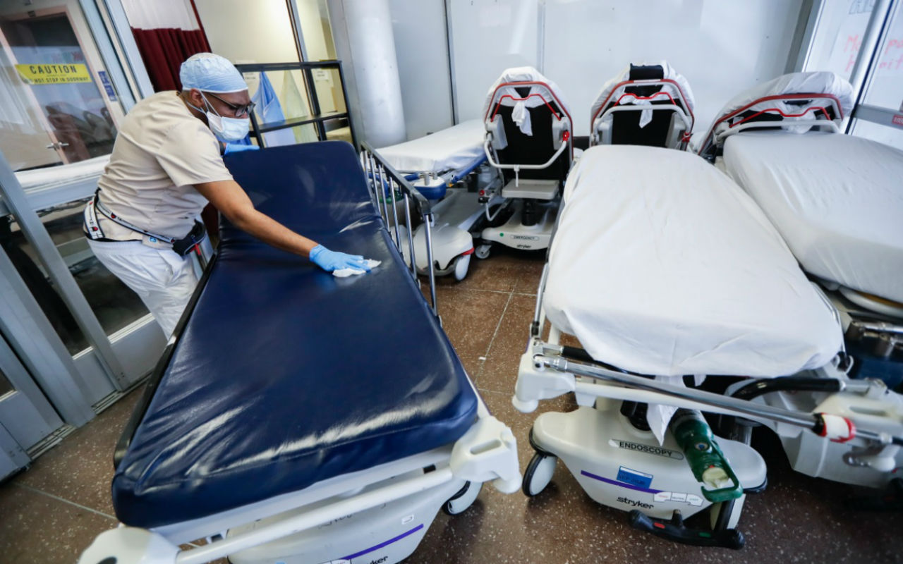 Un trabajador médico limpia camillas en una sala de emergencias en Nueva York. El estado vive un repunte de casos de coronavirus. | Foto: AP / Voz de América.