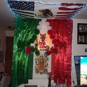 Altar a la Virgen con banderas de México y Estados Unidos