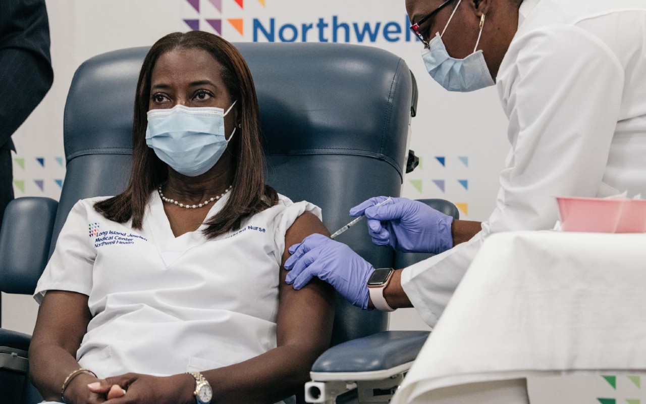 CORONAVIRUS | Enfermera de Nueva York, primera en recibir la vacuna de Pfizer