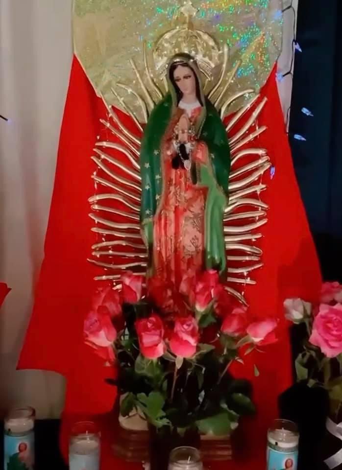 Altar a la Virgen con fondo rojo