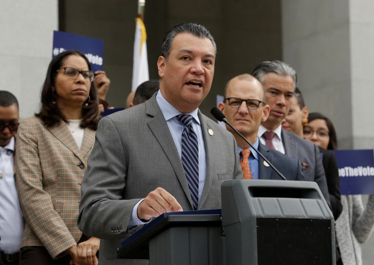 Alex Padilla, nuevo senador de California. | Foto: El País.