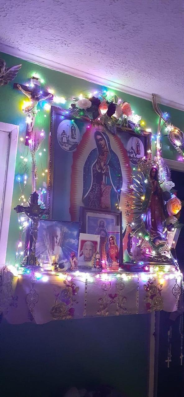 Altar de la Virgen con series de luces