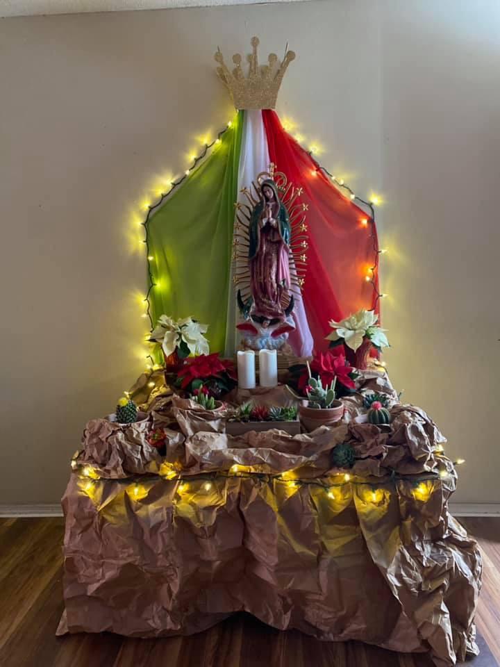 Altar a la Virgen con colores de la bandera de México y luces alrededor