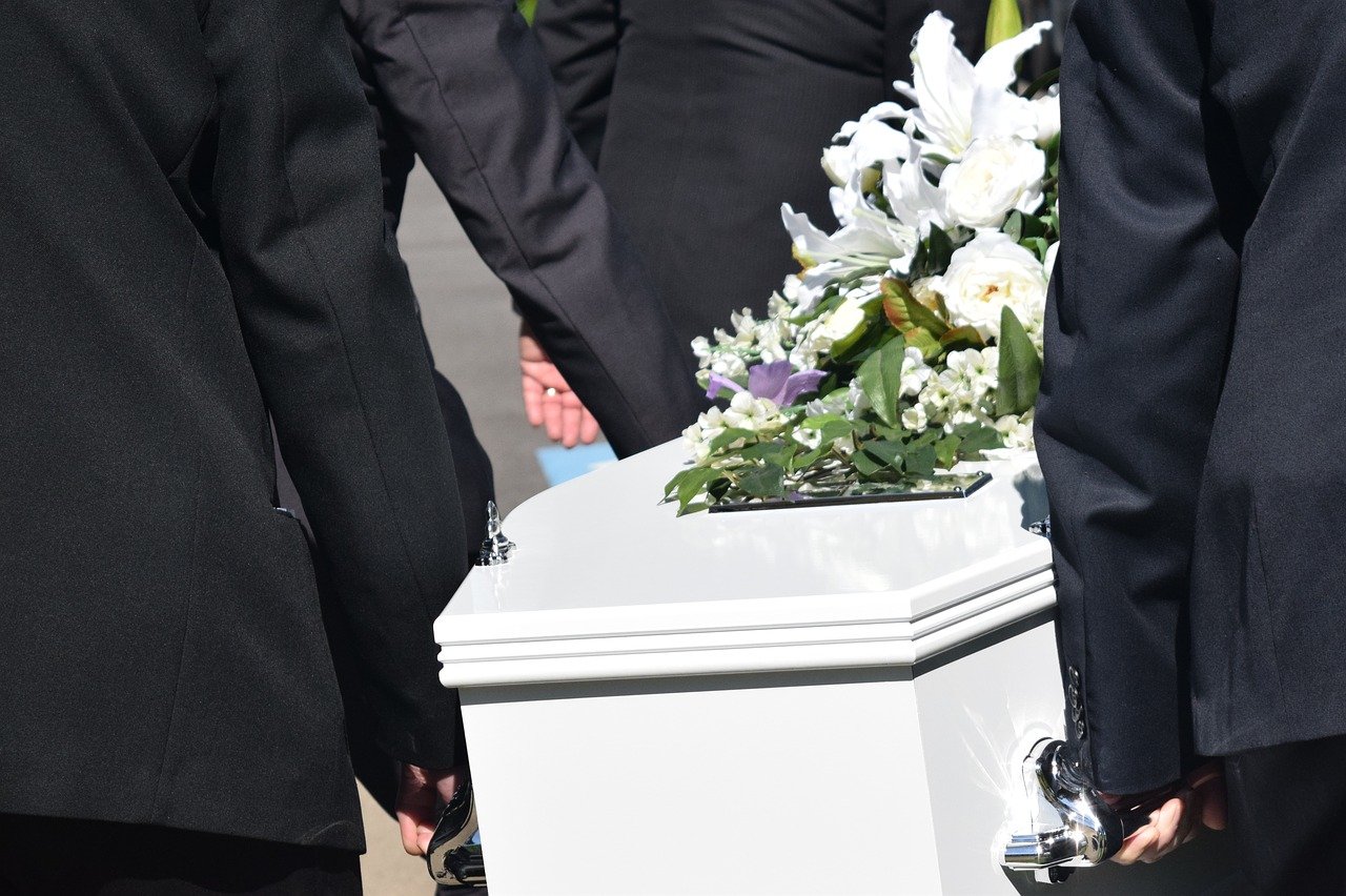 Ayuda a Carolina Aguilar y a su familia a recaudar los fondos para el funeral de su tío. | Foto: Pixabay.