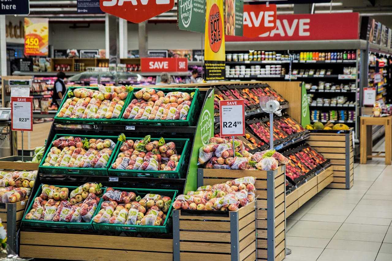 SNAP permite que millones de familias de bajos recursos puedan comprar alimentos en tiendas autorizadas. | Foto: Pexels.