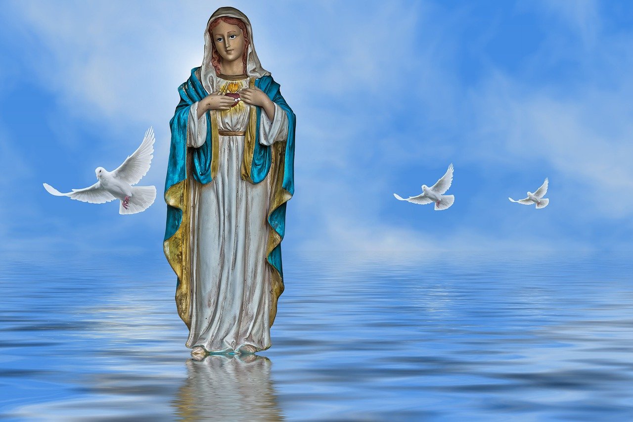 Estatua de la Virgen María. | Foto: Pixabay.