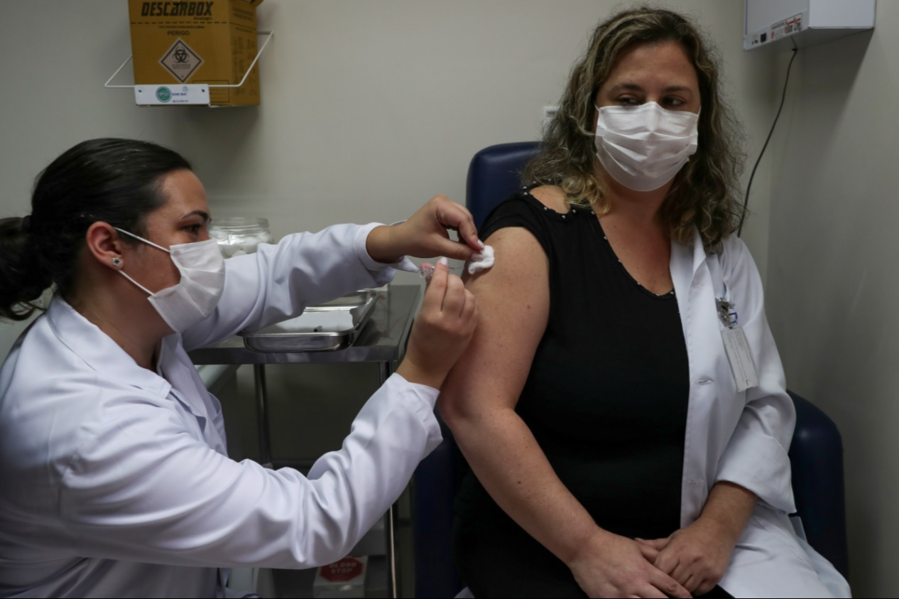 vacunaLos migrantes indocumentados también pueden recibir la vacuna contra el Covid-19 en Illinois. | Foto: Reuters / Voz de América.