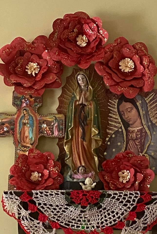 Altar con tres virgen de Guadalupe y flores rojas
