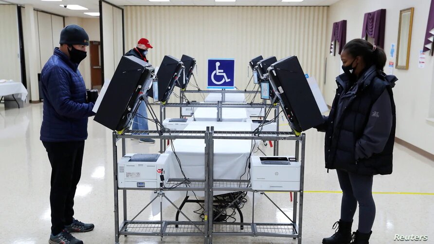 Ciudadanos votan en la elección para dos puestos del Senado en Marietta, Georgia, el 5 de enero de 2021. | Foto: Reuters, VOA.