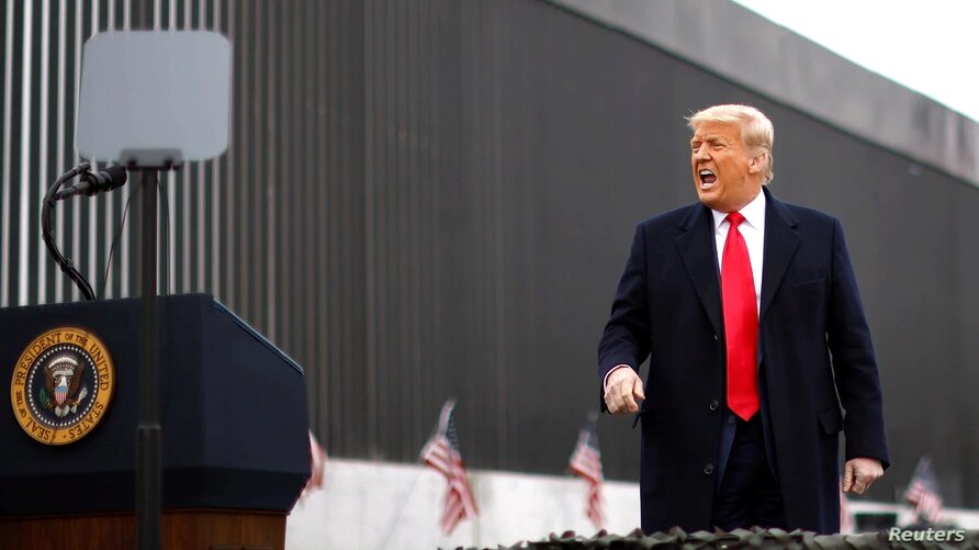 Con su firma en un pedazo del muro fronterizo con México en la ciudad de Álamo, Texas, el presidente Trump concluyó una de sus principales promesas electorales contra la inmigración ilegal. Enero 12 de 2021. | Foto: VOA.