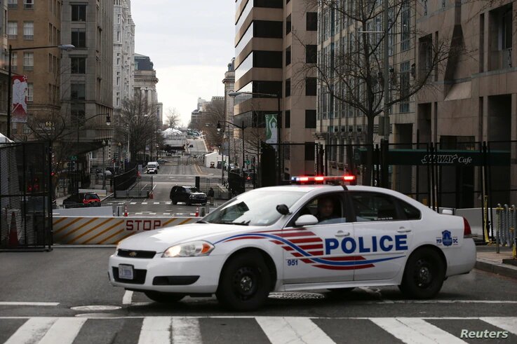 Agentes de la policía de Washington aseguran el área cercana a la Casa Blanca antes de la toma de posesión del presidente electo de Estados Unidos, Joe Biden, en Washington D.C. el 17 de enero de 2021. | Foto: VOA.