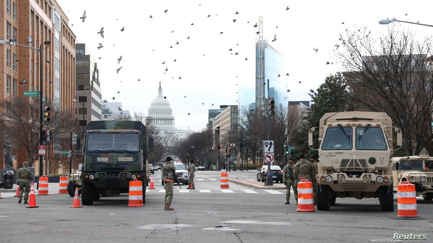 Miembros de la Guardia Nacional vigilan frente al Capitolio en Washington DC, Estados Unidos, 17 de enero de 2021. | Foto: VOA.