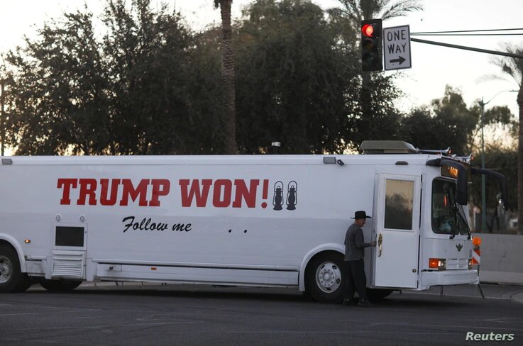 Un partidario de Donald Trump llega en autobús antes de una protesta contra la elección del presidente electo Joe Biden, en Phoenix, Arizona, el 17 de enero de 2021. | Foto: VOA.