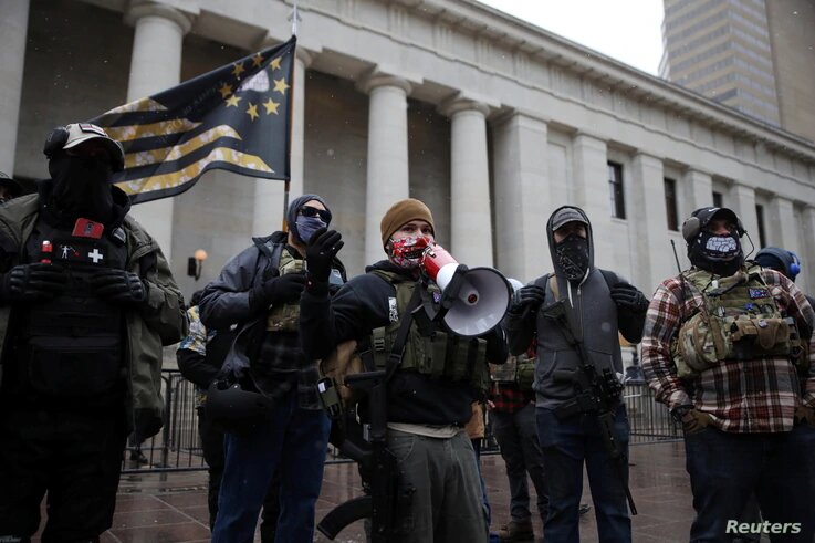 Miembros de milicias armadas se reúnen para proteger a los manifestantes mientras los partidarios de Trump protestan contra la elección del pasado mes de noviembre. Ellos se manifiestan frente al Capitolio del estado de Ohio, USA, el 17 de enero de 2021. | Foto: VOA.