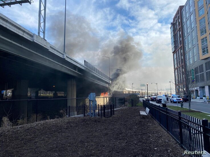 Un incendio comenzó debajo de un puente en Washington, D.C., el 18 de enero de 2021. Esta imagen fue obtenida de las redes sociales. 