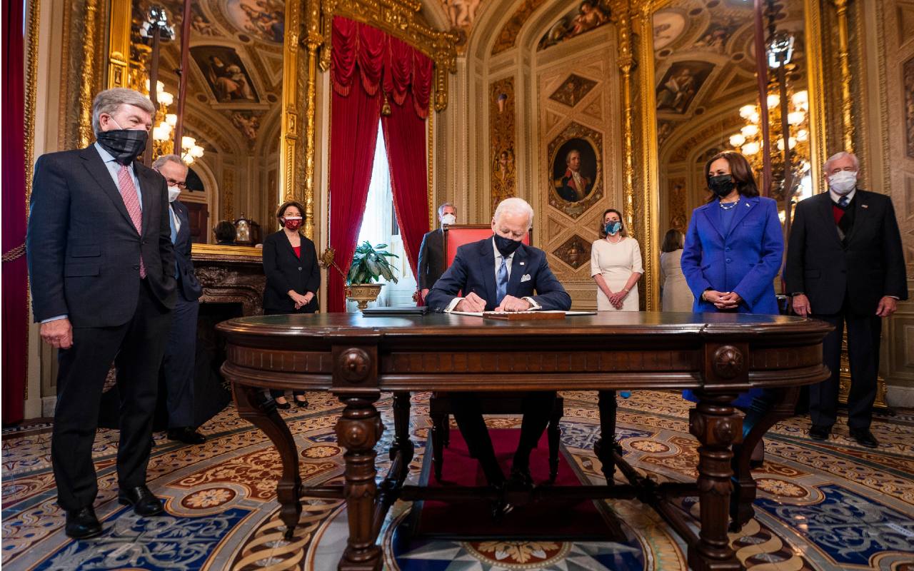 En su primer día como presidente, Joe Biden firmó varios decretos presidenciales que benefician a los migrantes. ¿Los republicanos aprobarán sus propuestas? | Foto: AP / Voz de América.