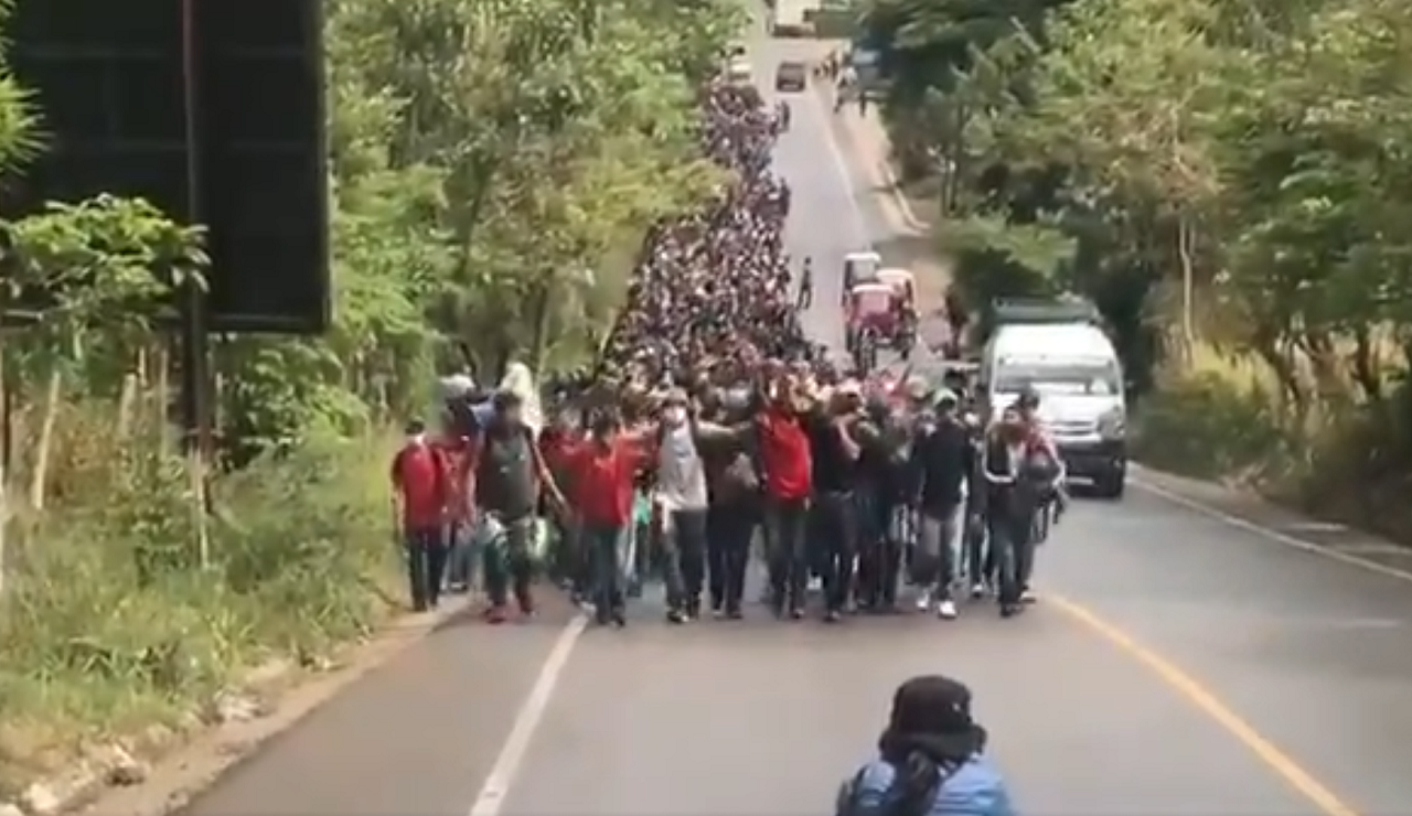 La caravana migrante en su paso por Guatemala. | Foto: Captura de pantalla.
