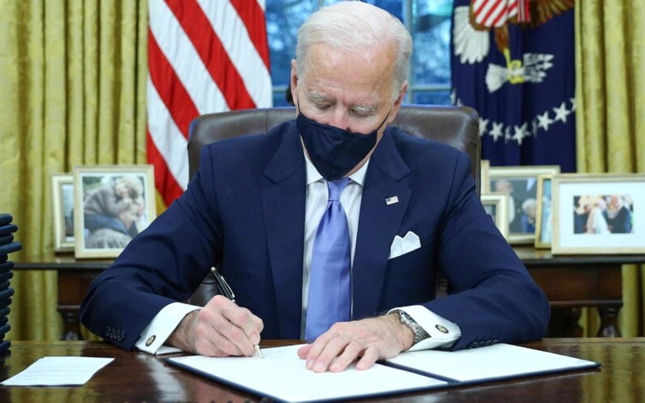 Joe Biden Reuters firma de orden