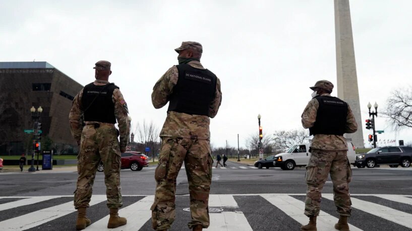 Los miembros de la Guardia Nacional de DC controlan el tráfico en una intersección cerca de un mitin en Freedom Plaza, el 5 de enero de 2021. | Foto: VOA.