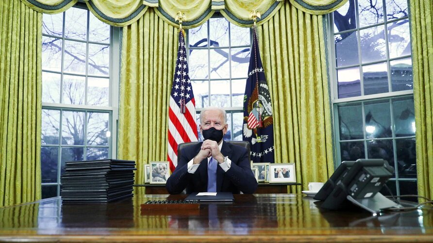 Joe Biden, avanza en la firma de órdenes ejecutivas para dar marcha atrás a políticas de su predecesor, el expresidente Donald Trump. | Foto: Reuters / VOA.