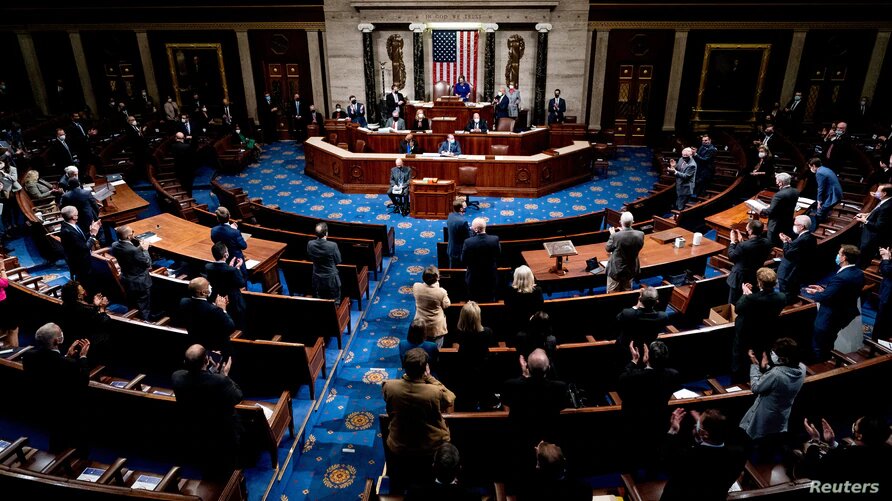 El Senado de USA deja fuera del paquete de ayuda la propuesta de aumentar el salario mínimo. | Foto: Reuters / VOA.