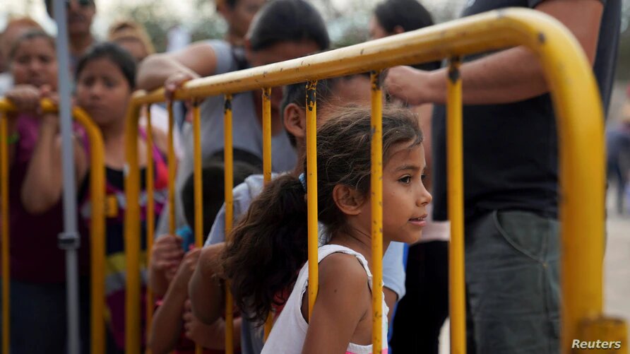 Hay cientos de niños no acompañados que esperan solicitar asilo en USA. | Foto: Reuters / VOA.