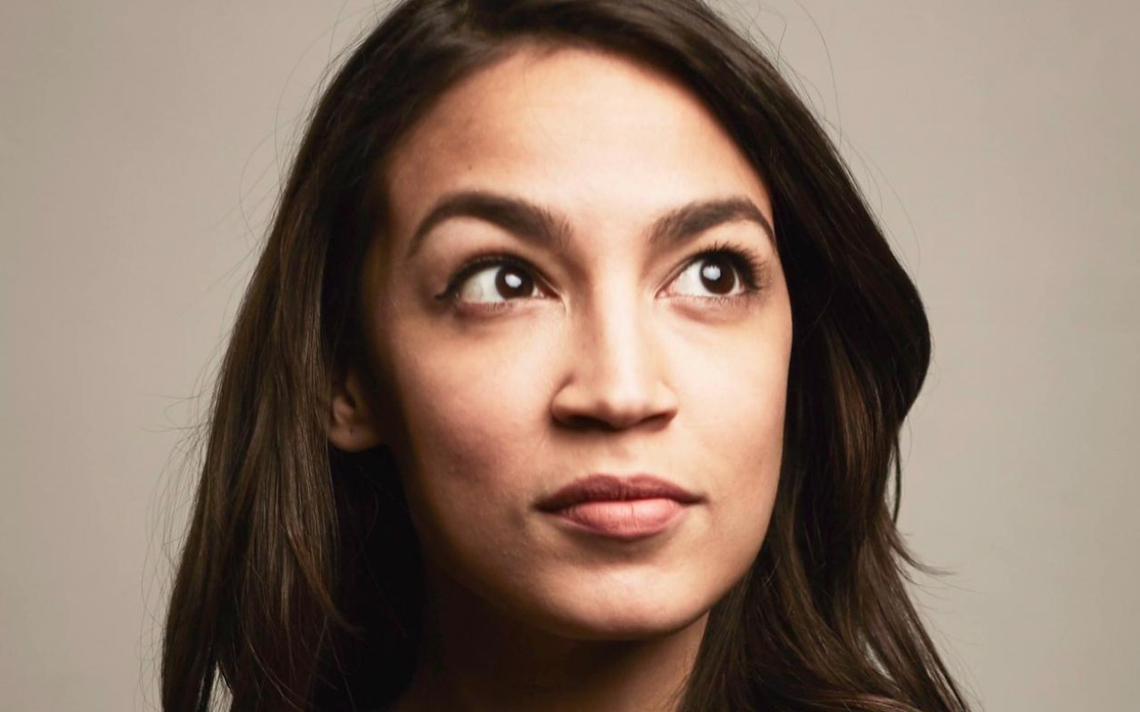 Alexandria Ocasio-Cortez entregará el dinero recaudado a varias organizaciones. | Foto: Facebook de Alexandria Ocasio-Cortez.