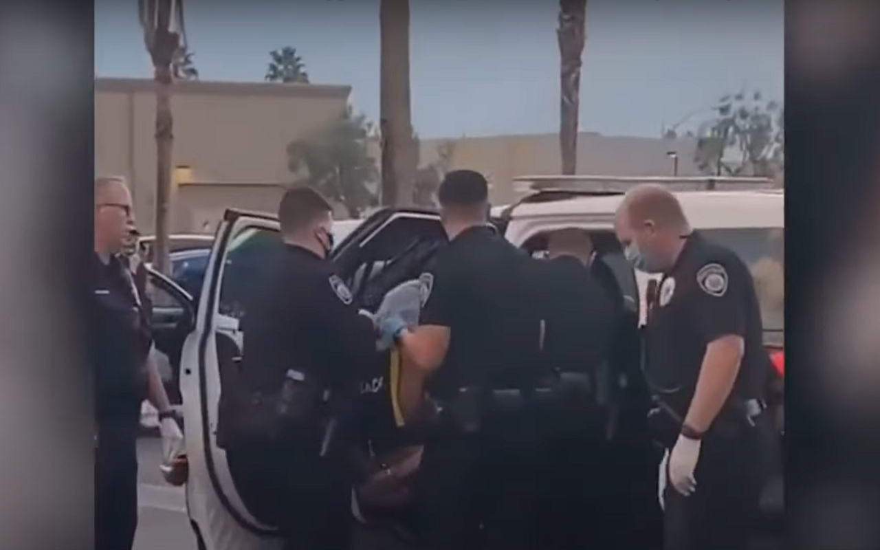 Cinco policías de California sometieron al hombre, quien gritaba que no podía respirar. | Foto: KESQ News / Captura de pantalla.