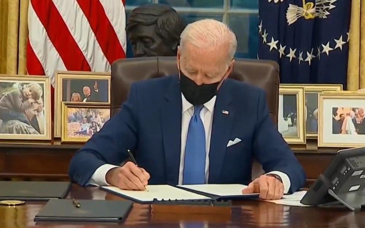 Joe Biden firma órdenes ejecutivas para revertir las políticas de Trump