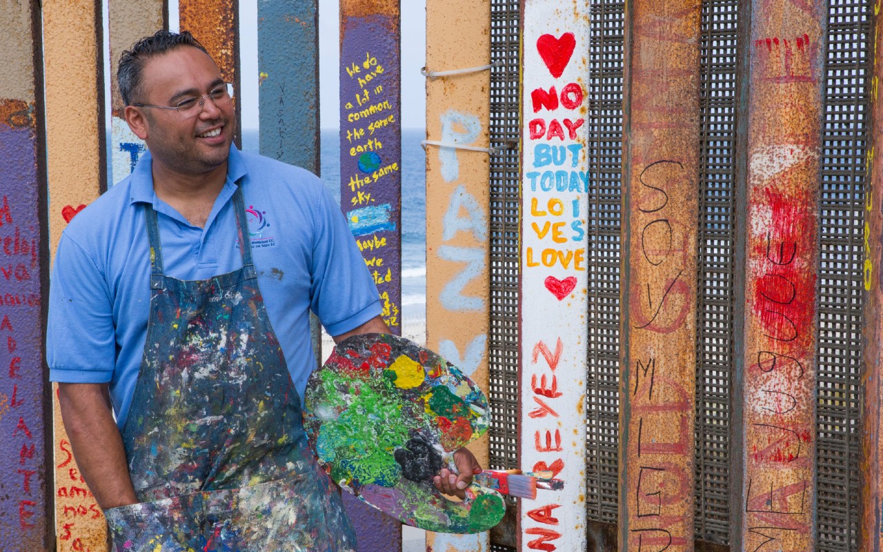 Enrique Chiu, el migrante y artista que une a través del Muro de la Hermandad