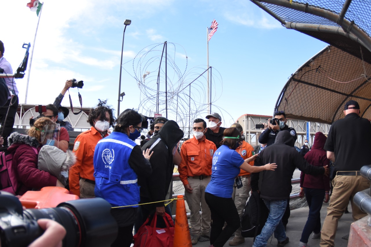Solicitantes de asilo varados en Ciudad Juárez empiezan a cruzar a USA.