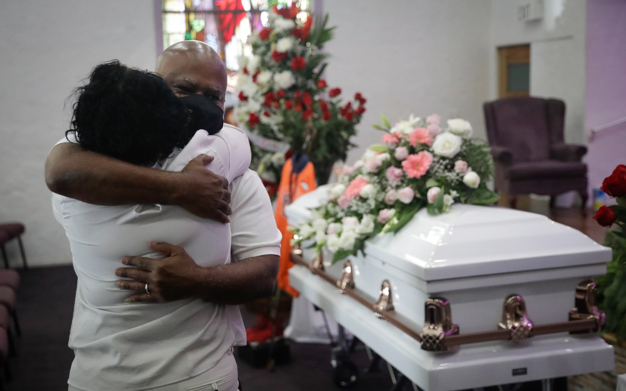 Ocasio-Cortez y Schumer anuncian un fondo federal COVID-19 para ayudar a las familias a pagar los funerales VOA AP