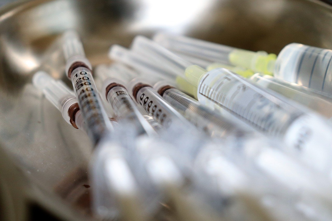 California abrió estos centros de vacunación para llegar a las comunidades más alejadas de los servicios médicos. | Foto: Pixabay.