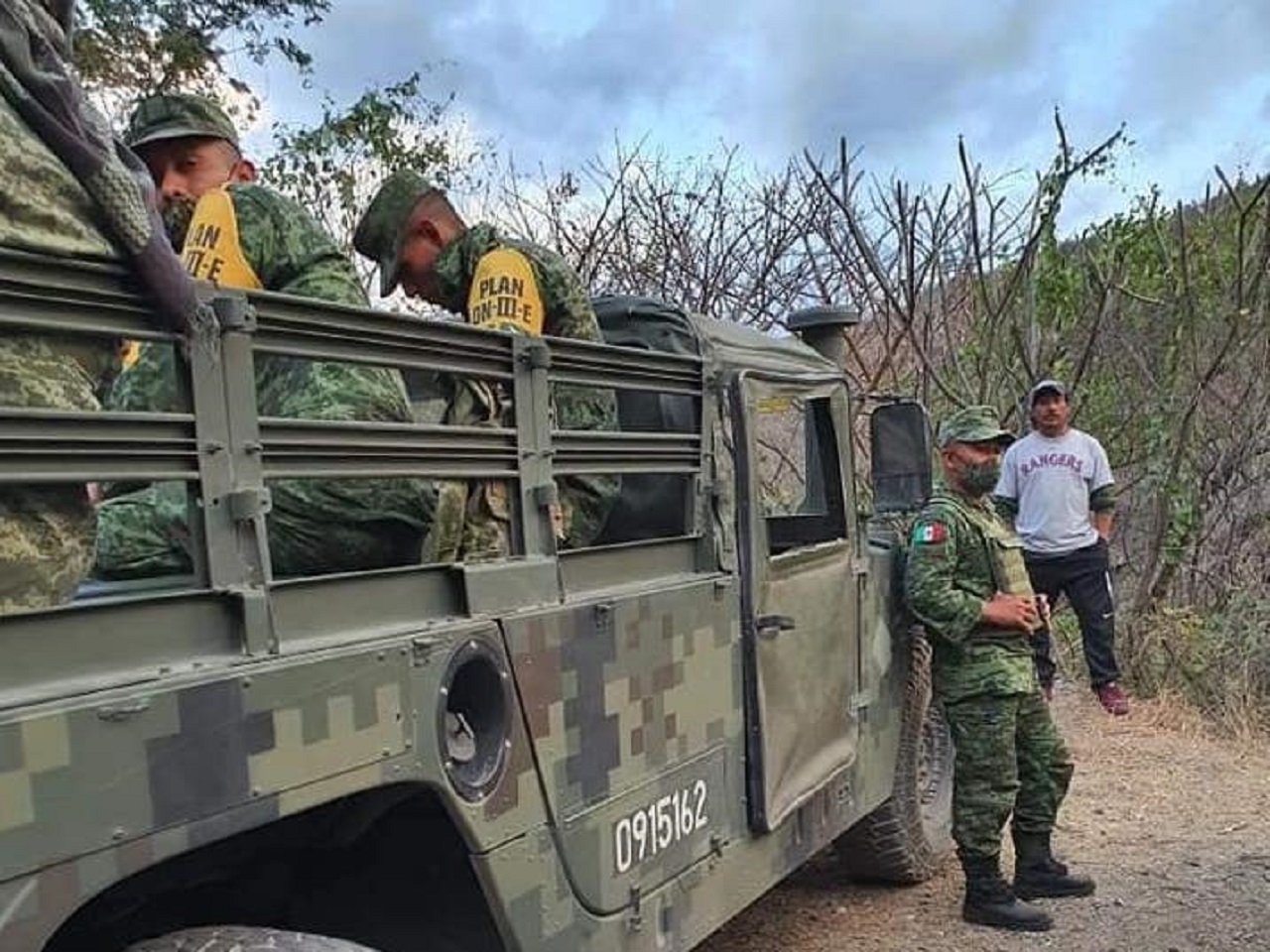 El cuerpo de Elvin Mazariegos quedó en el interior de la camioneta en la que cruzó a México para realizar compras. Tras los hechos, habitantes de la comunidad fronteriza de Guatemala detuvieron a ocho militares mexicanos y los trasladaron a su territorio. | Foto: La Verdad Juárez.