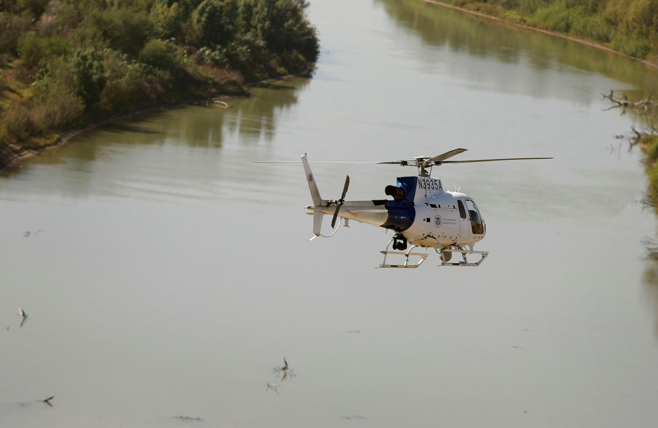 Un helicóptero de la Patrulla Fronteriza sobrevolando el área del Río Bravo en el estado de Texas. | Foto: CBP.gov