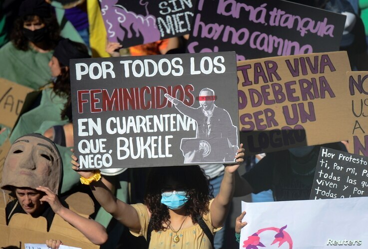 Mujeres sostienen pancartas mientras participan en una marcha exigiendo el fin de la violencia contra las mujeres y el feminicidio en el país, antes de una protesta por el Día Internacional de la Mujer, en San Salvador, el 7 de marzo de 2021. | Foto: Reuters / VOA.