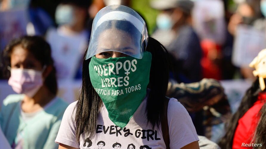 Mujeres participan en una marcha exigiendo el fin de la violencia contra las mujeres y el feminicidio en el país, antes de una protesta por el Día Internacional de la Mujer, en San Salvador, El Salvador, el 7 de marzo de 2021. | Foto: Reuters / VOA.