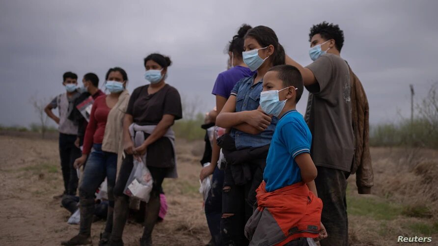 Niños migrantes centroamericanos que llegaron solicitando asilo después de cruzar a USA por la frontera con México en Penitas, Texas, el 14 de marzo de 2021. | Foto: Reuters / VOA.