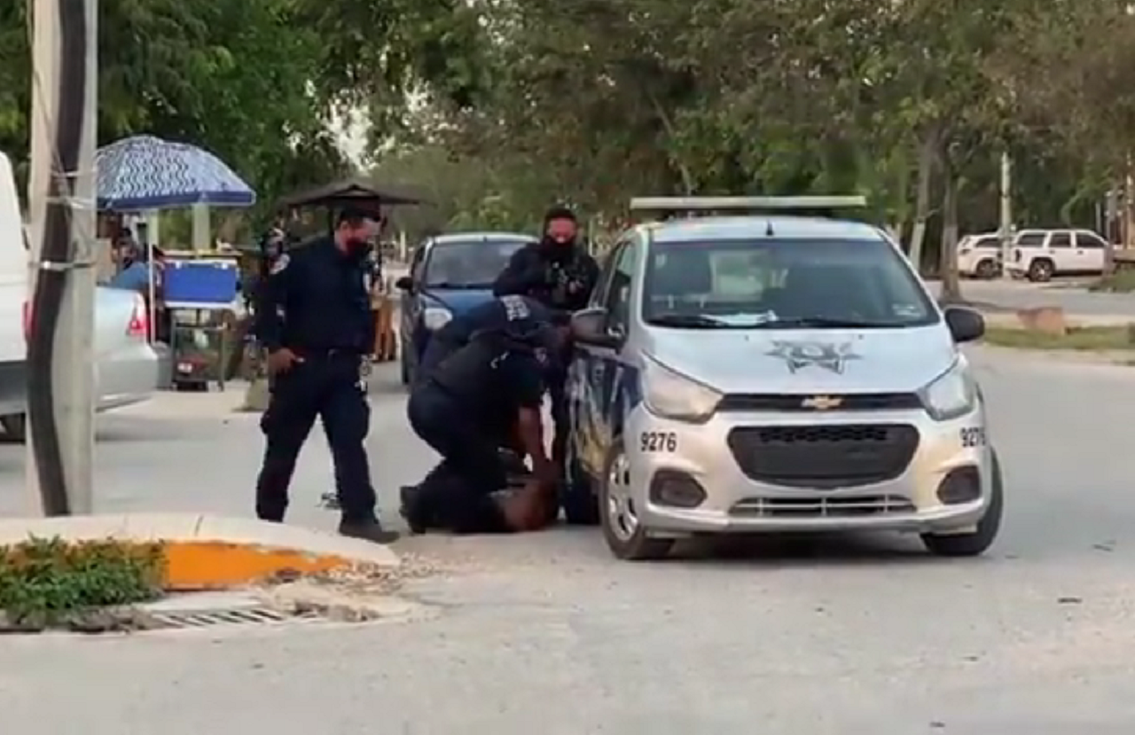 Policías en Tulum, México, mientras someten a Victoria Salazar durante un arresto. | Foto: Captura de video.