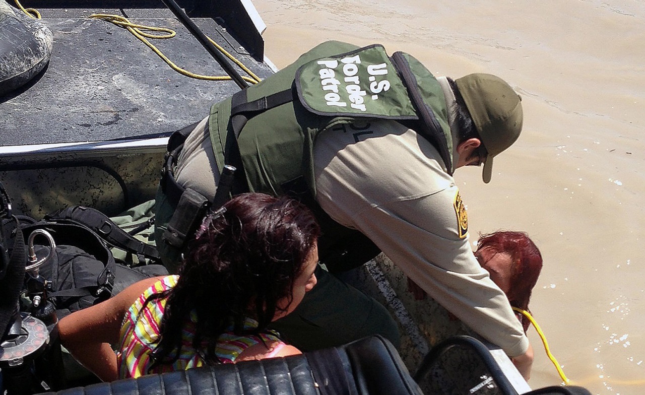 Un agente de la Patrulla Fronteriza rescata a dos mujeres en el Río Grande. Este sector ha visto un gran aumento en el número de cruces. | Foto: CBP.gov