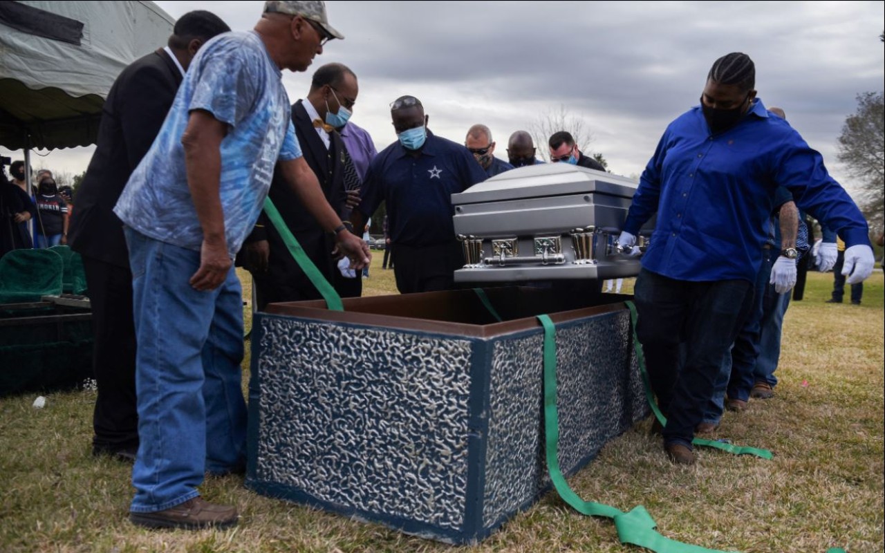 Imagen de los servicios fúnebres de Gregory Blanks, un hombre de 50 años que murió de COVID-19 en Texas en enero de 2021 | Foto: Reuters / Voz de América