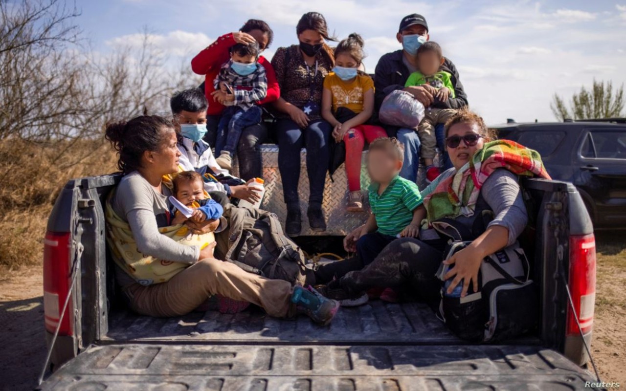 Familias y niños migrantes son trasladados en la parte trasera de un camión de la policía después de cruzar el río Grande hacia USA desde México. Penitas, Texas, EEUU, el 5 de marzo de 2021. | Foto: Reuters / Voz de América.