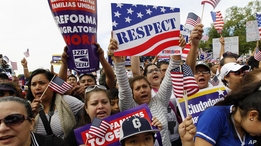 Tanto en Illinois como en otros estados de USA los migrantes se están manifestando para exigir una reforma migratoria. | Foto: AP / Voz de América.