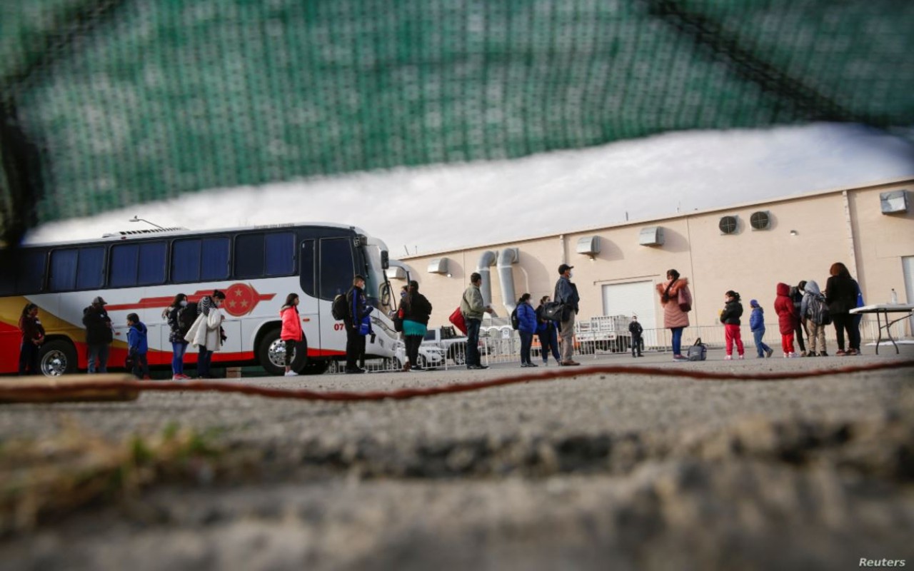 Migrantes de Centroamérica se hacen fila para las pruebas de Covid-19 en un asilo temporal en Ciudad Juárez, México, y así continuar al pedido de entrada en EEUU el 26 de febrero de 2021 | Foto: Reuters / Voz de América.