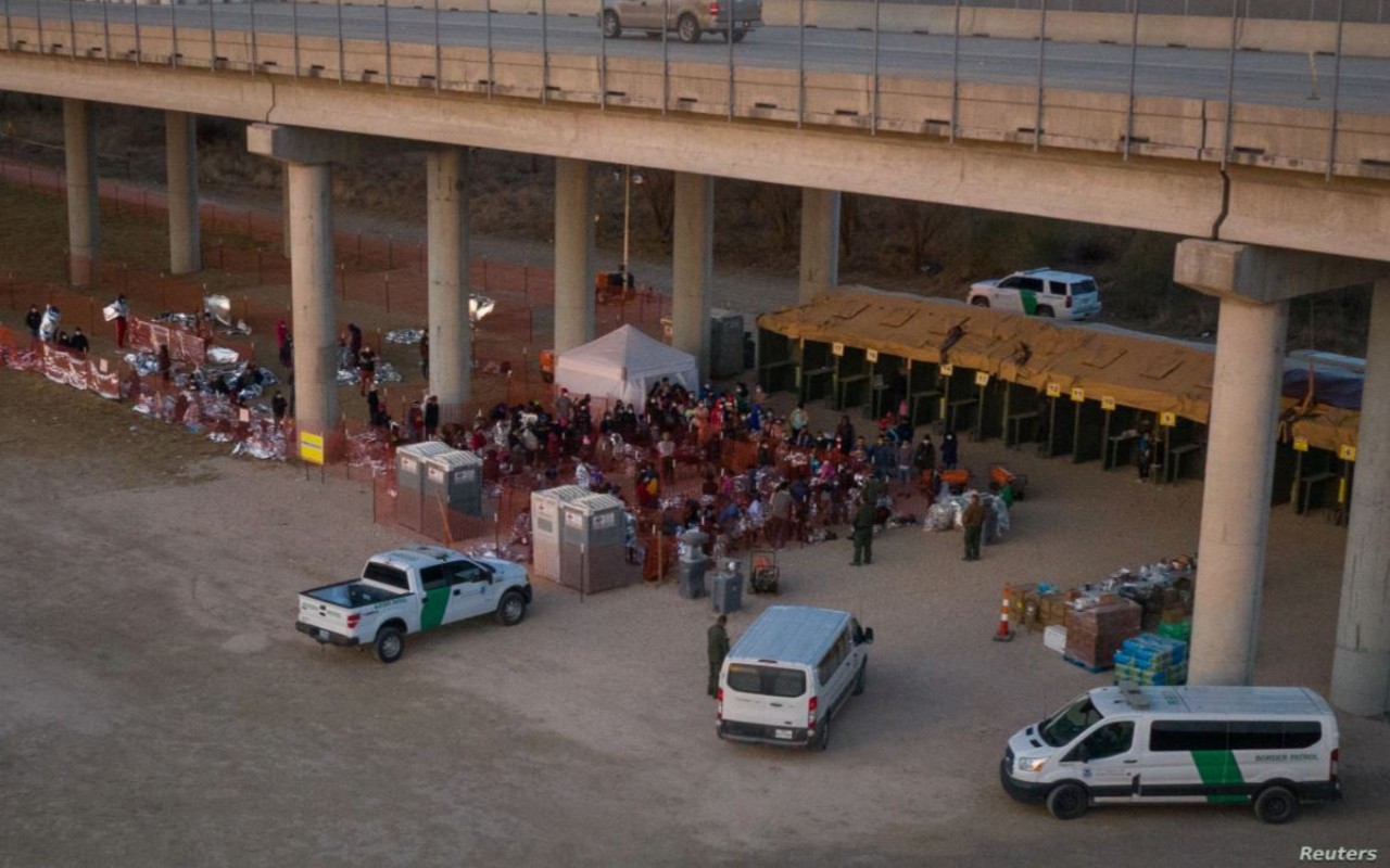 Familias migrantes que buscan asilo y menores centroamericanos no acompañados se refugian en un centro de procesamiento provisional de EEUU, debajo del Puente Internacional de Anzalduas, en Granjeno, Texas, el 12 de marzo 2021 | Foto: Reuters / Voz de América