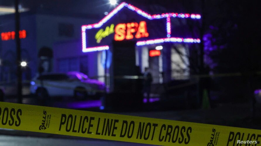 Cinta de la escena del crimen rodea Aromatherapy Spa después de tiroteos mortales en spas en Atlanta, el martes 16 de marzo de 2021. | Foto: Reuters / VOA.